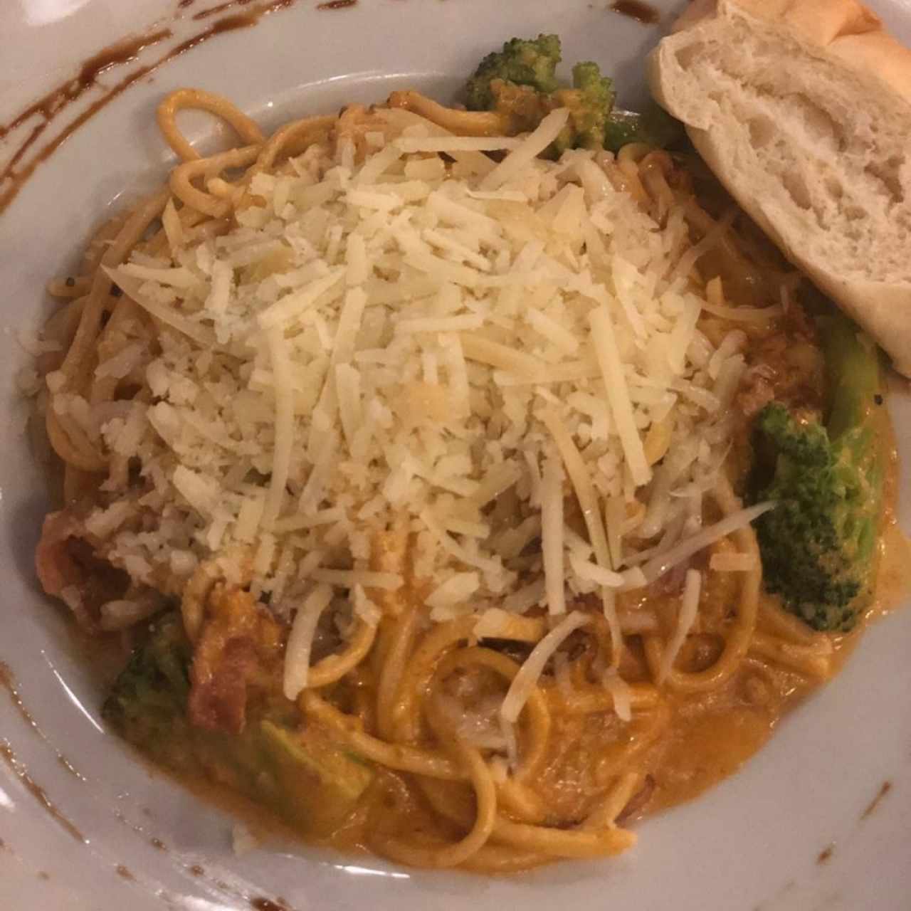 spaghetti con boloñesa y salsa Alfredo fue personalizada 