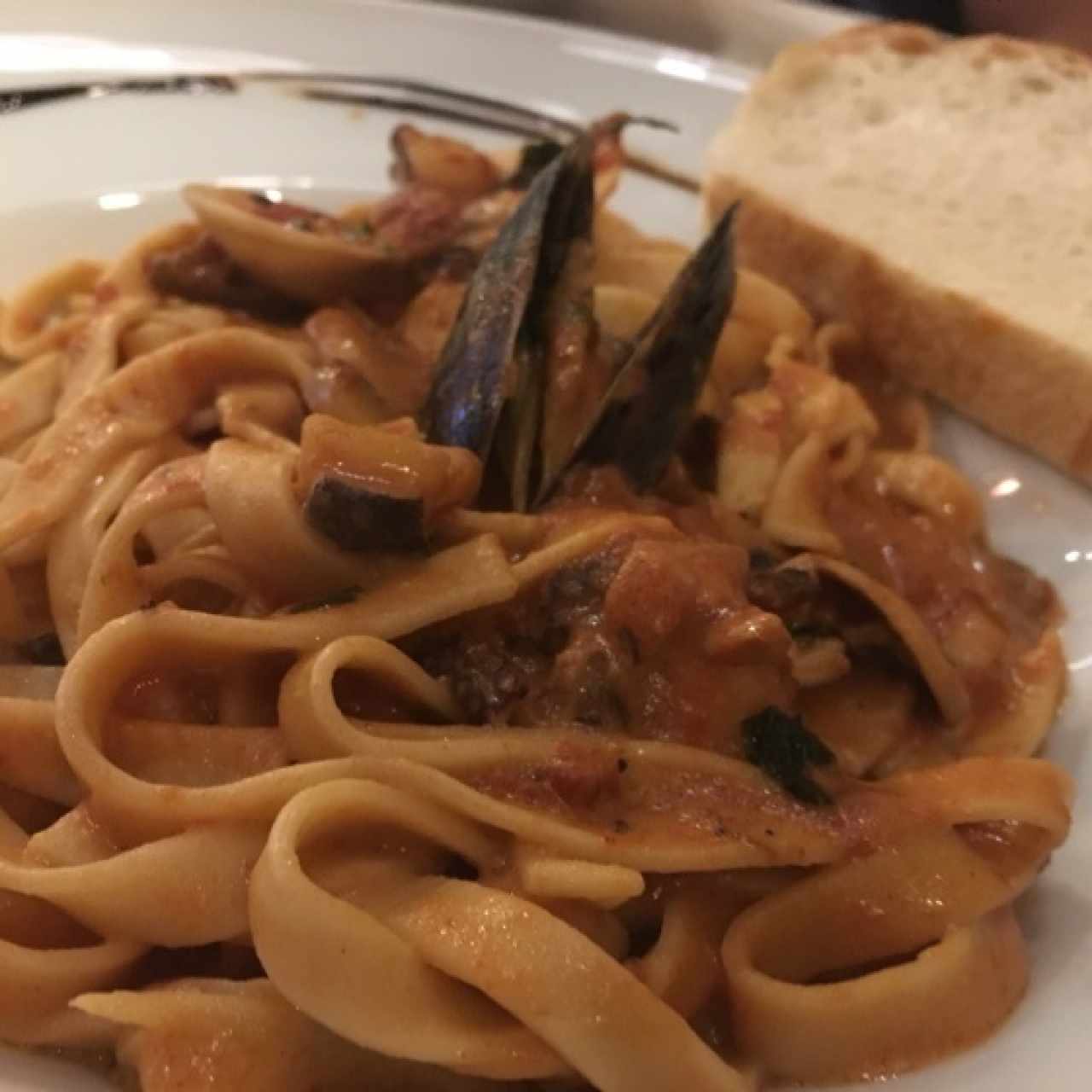 Fetuccini, salsa rosé, mix de mariscos