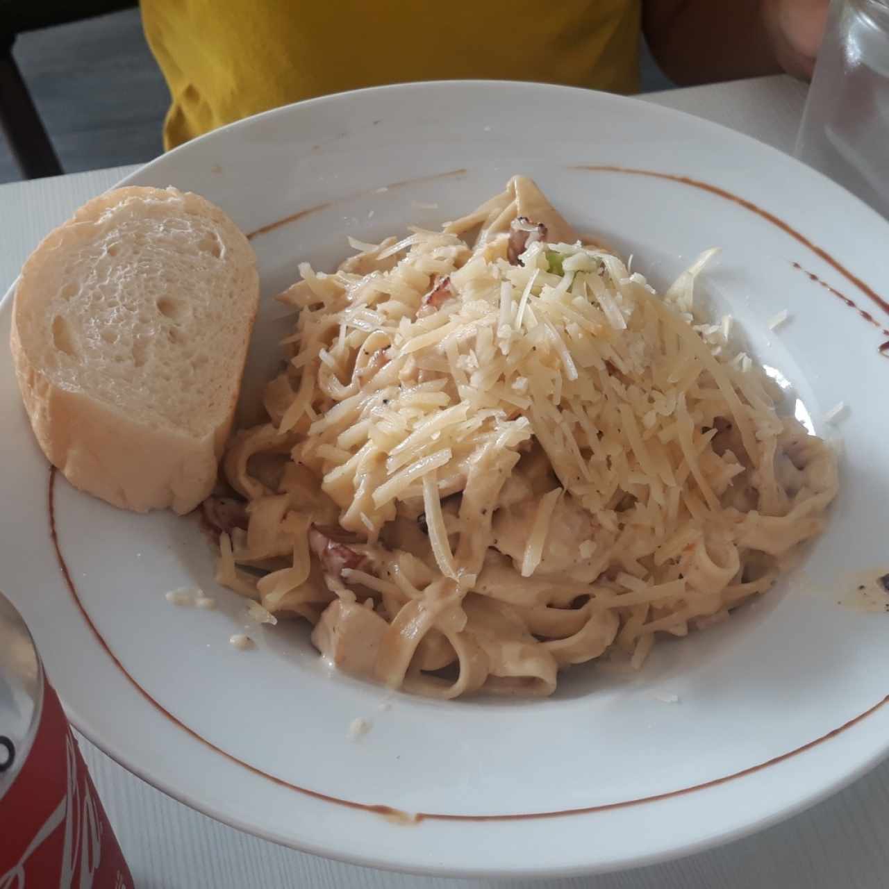 Pasta Carbonara con pollo y tocino