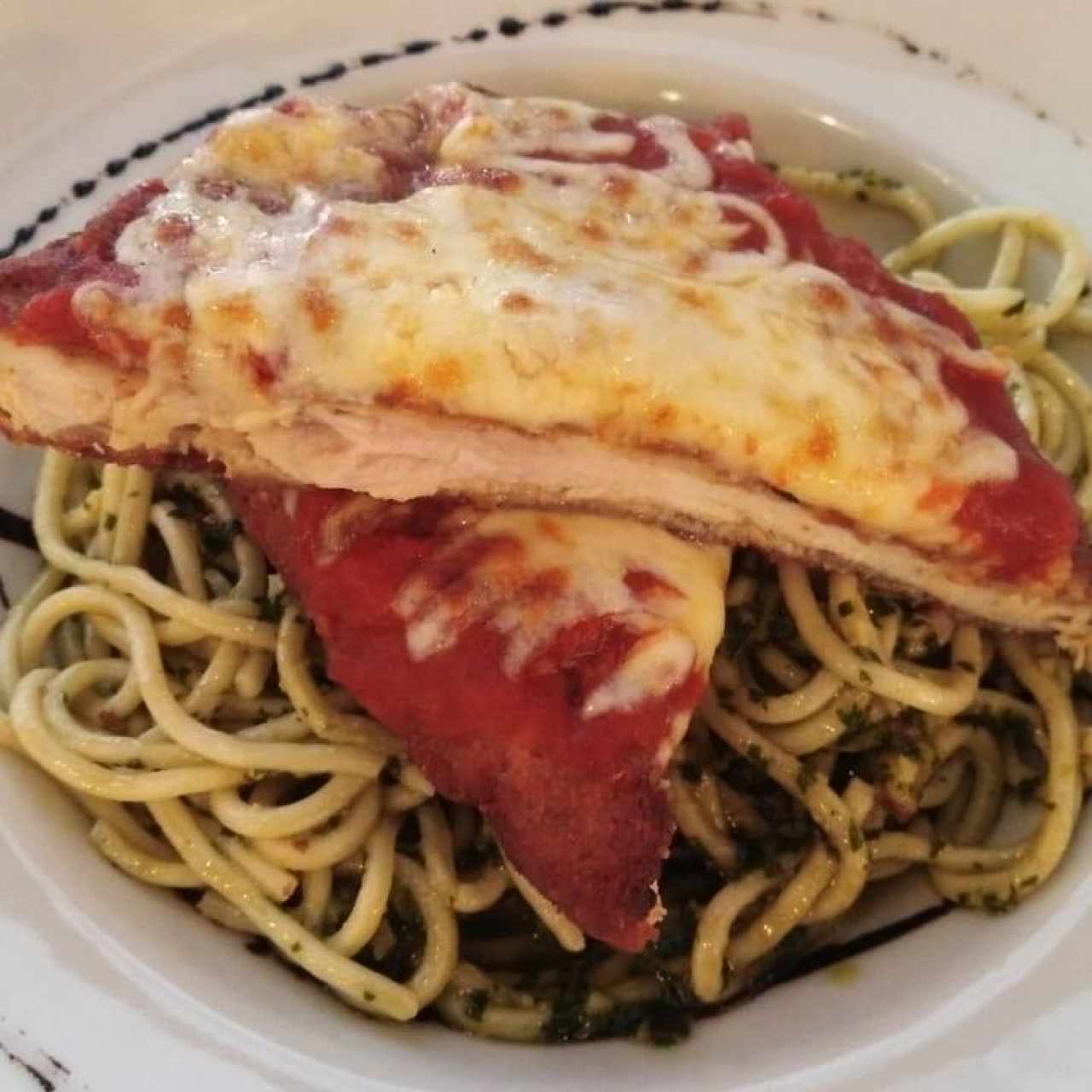 parmegiana con pasta al pesto