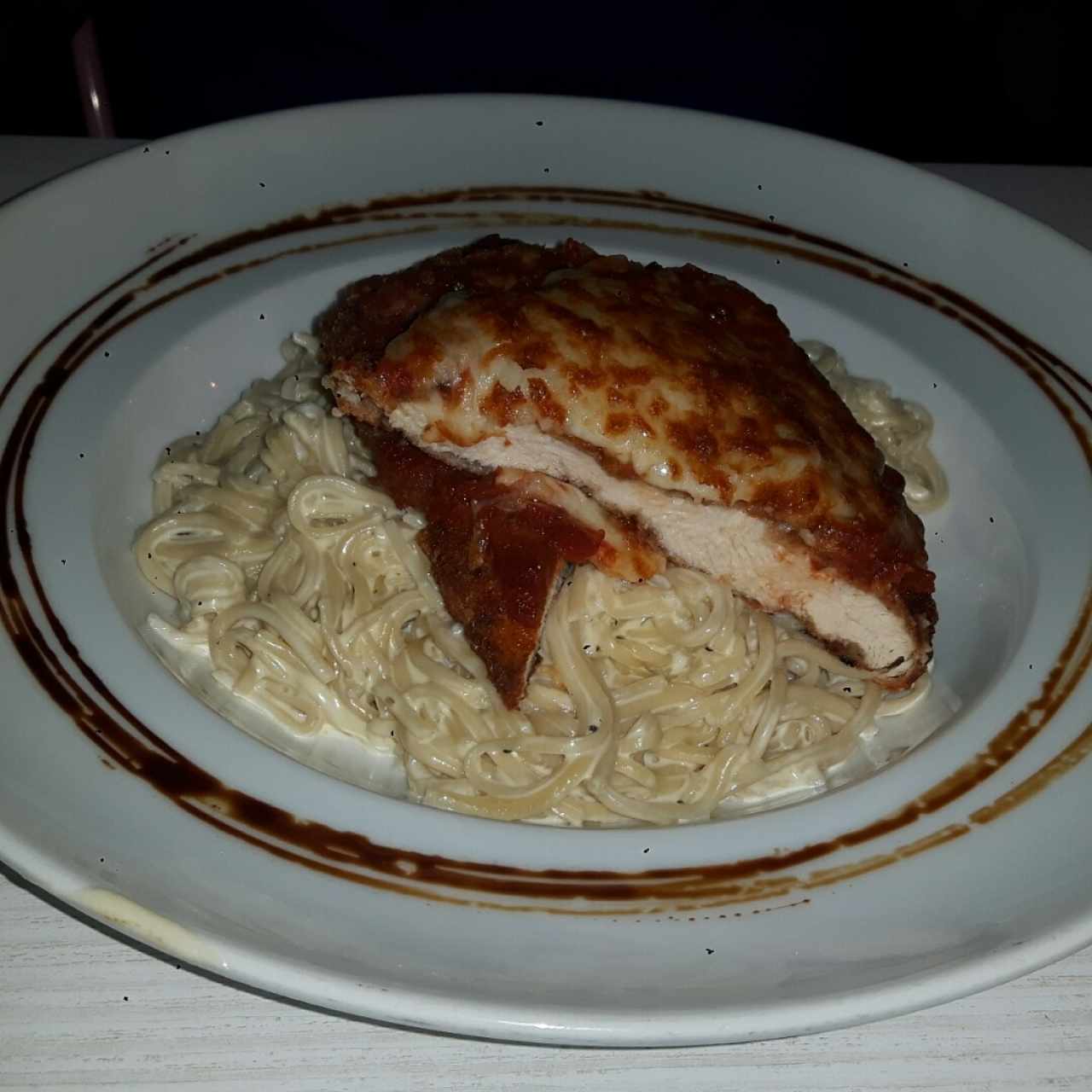 milanesa de pollo napolitana con spaghetti salsa alfredo