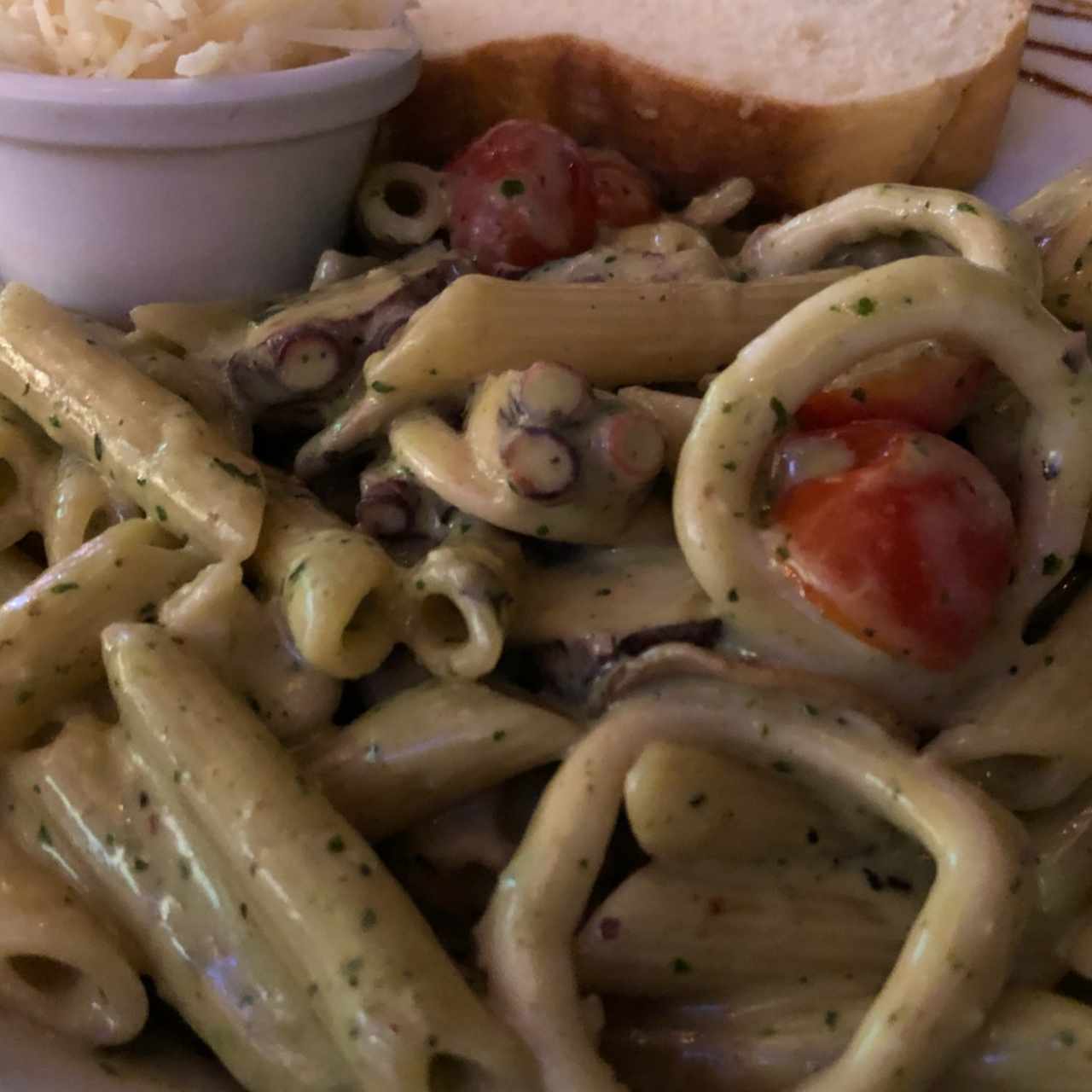 Pasta con pulpo, calamares y hongos 