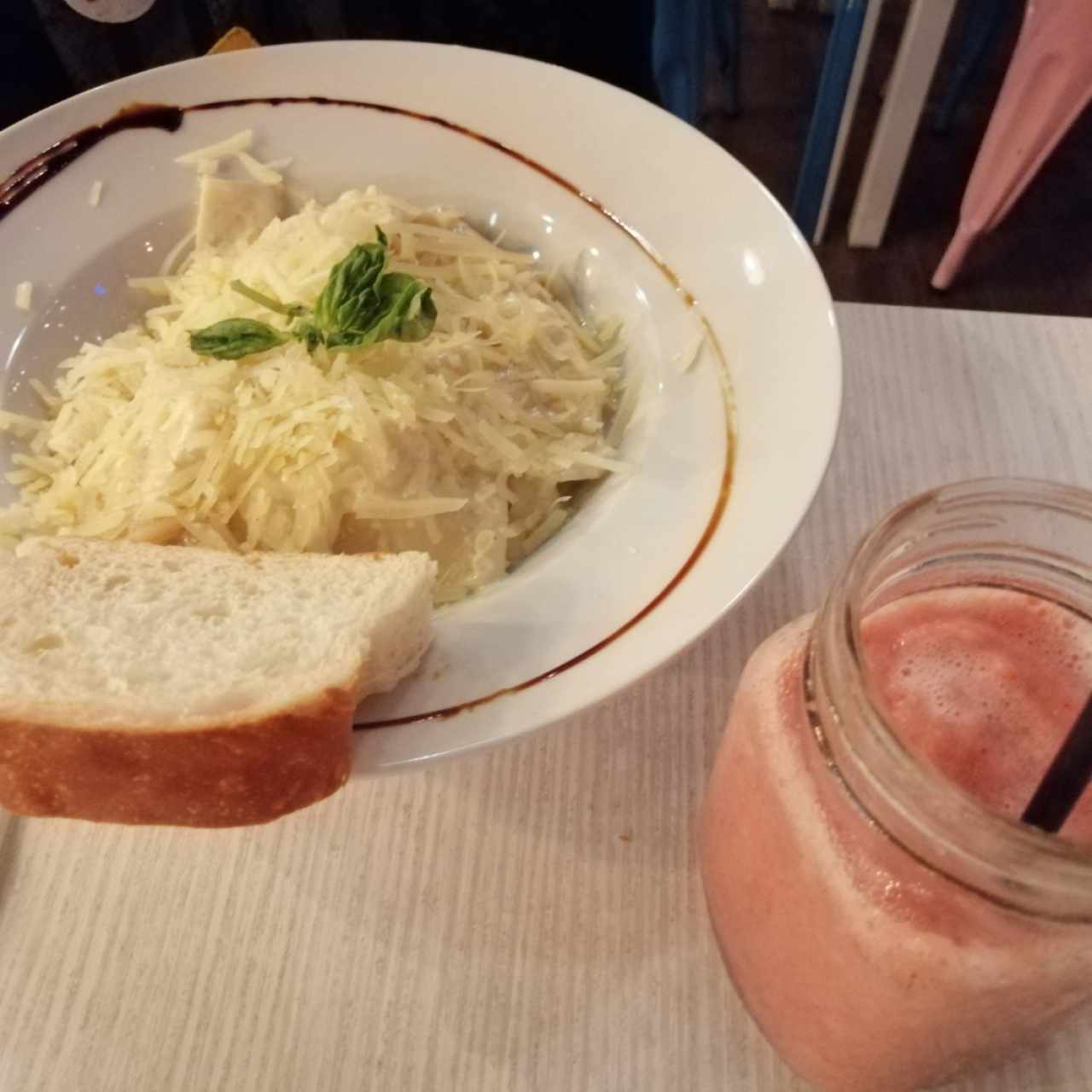 Pasta Alfredo con Pollo. Licuado Canal de Panamá. Banano con fresa.