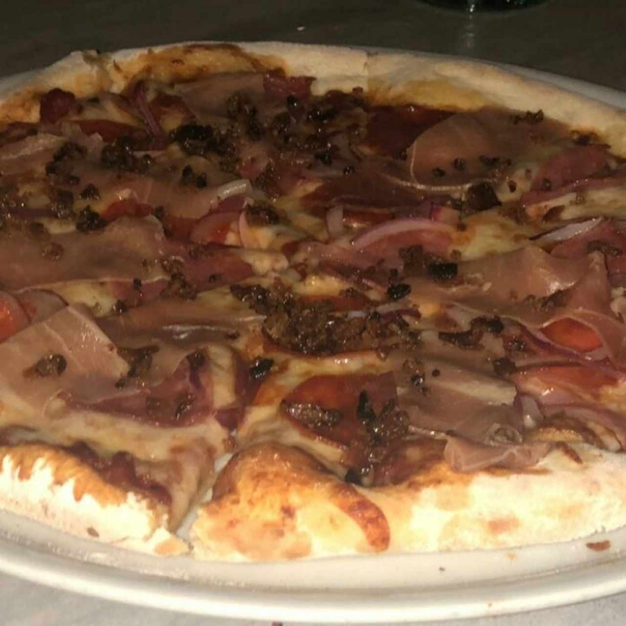 Pizza 4 carnes: Peperoni, Salami, Jamón Serrano y Bacon 