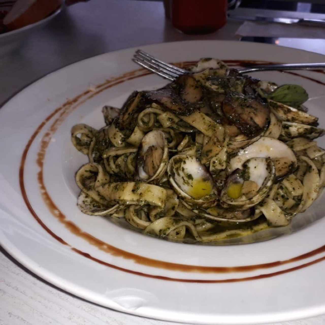 fetuccini con almejas pesto y champiñones