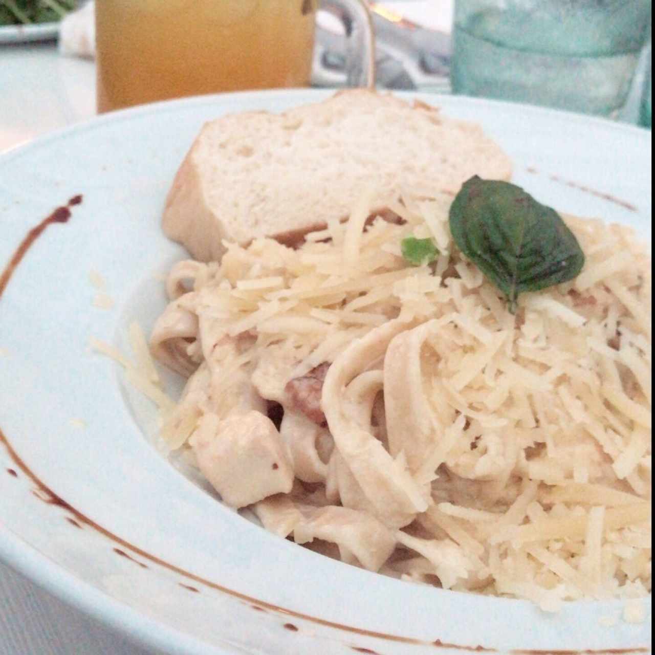 pasta a la carbonara en salsa alfredo con brocoli, pollo y bacon