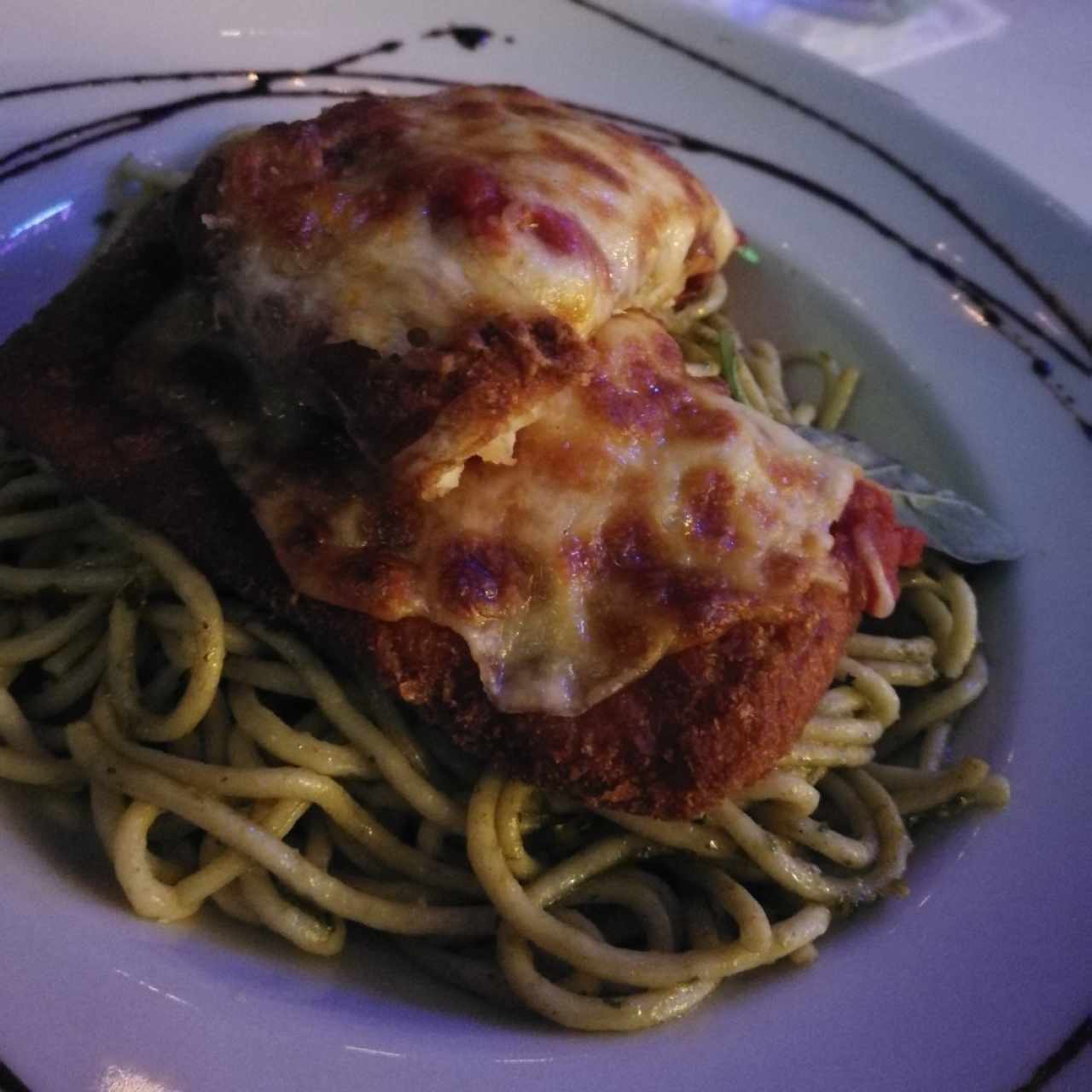 Milanesa de pollo con pasta pesto