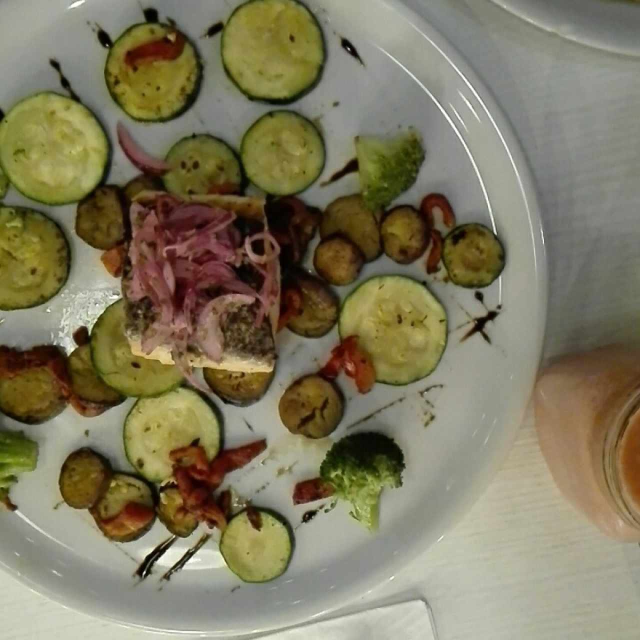 Salmón con Vegetales Salteados