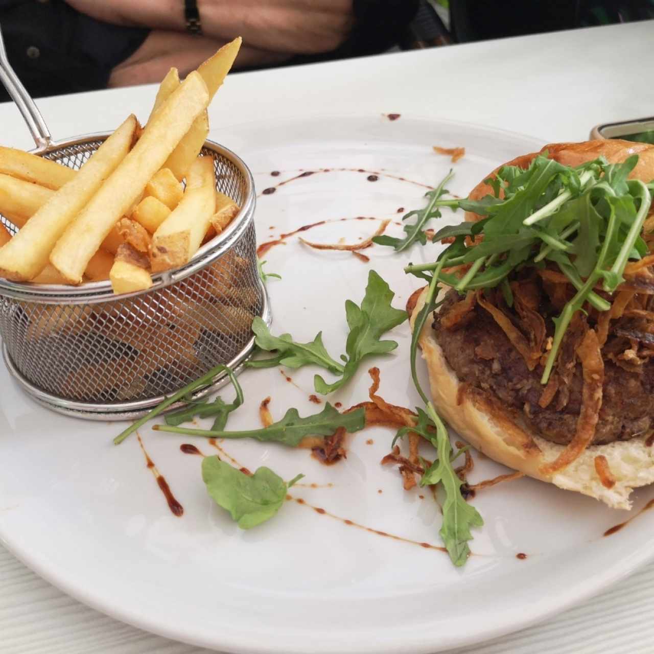 Hamburguesa con Cebolla caramelizada y arugula