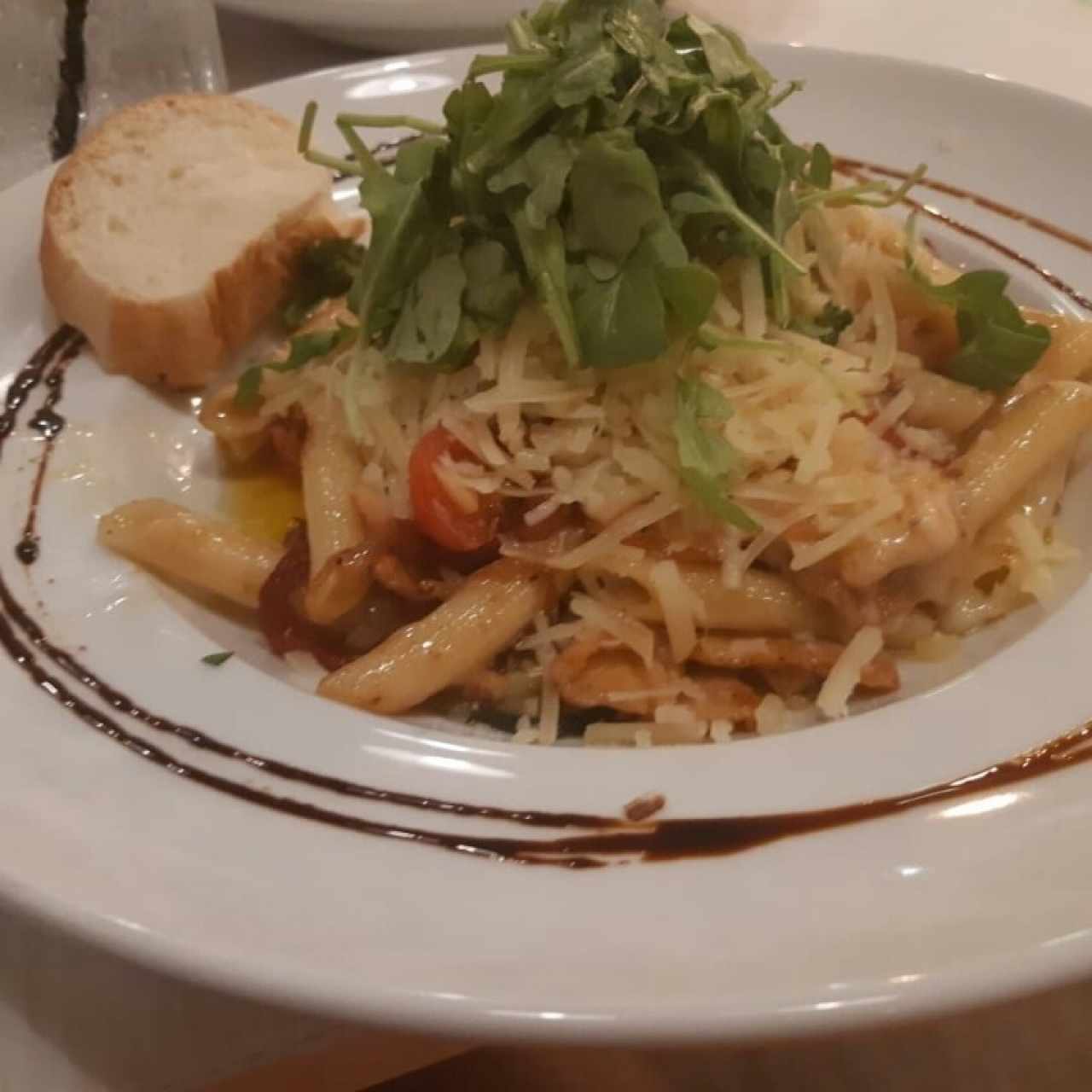 Pasta corta con salmón ahumado colores de mi alma