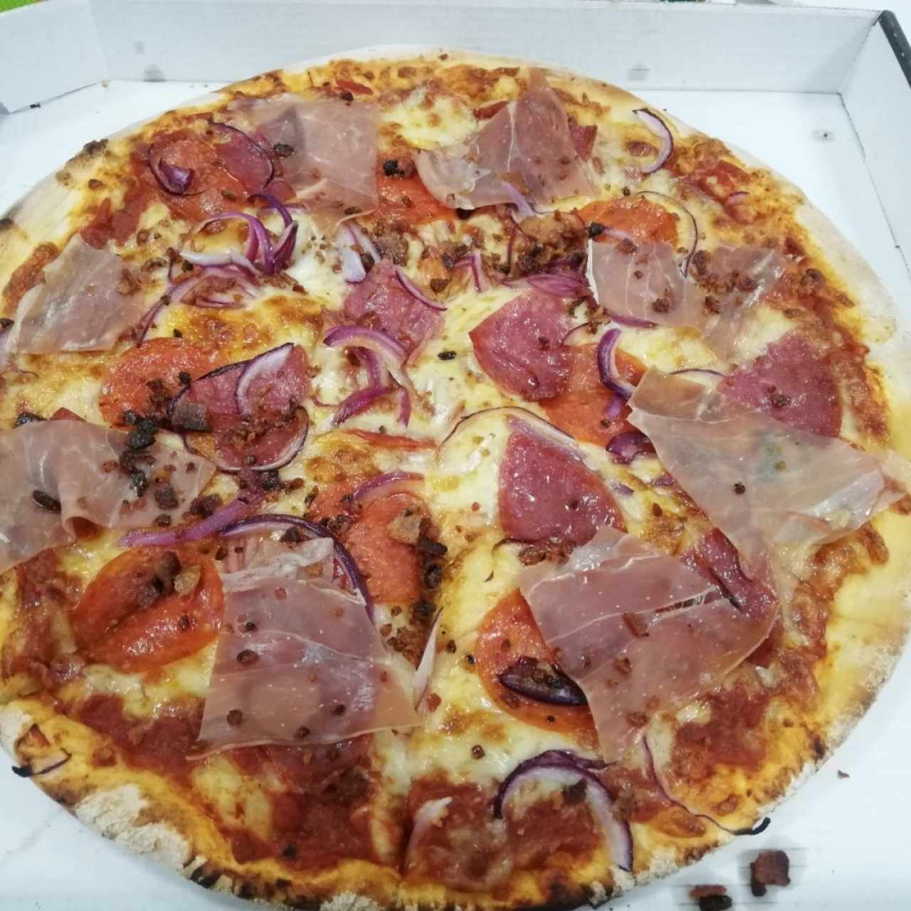 Pizza mixta pepperoni y jamón serrano