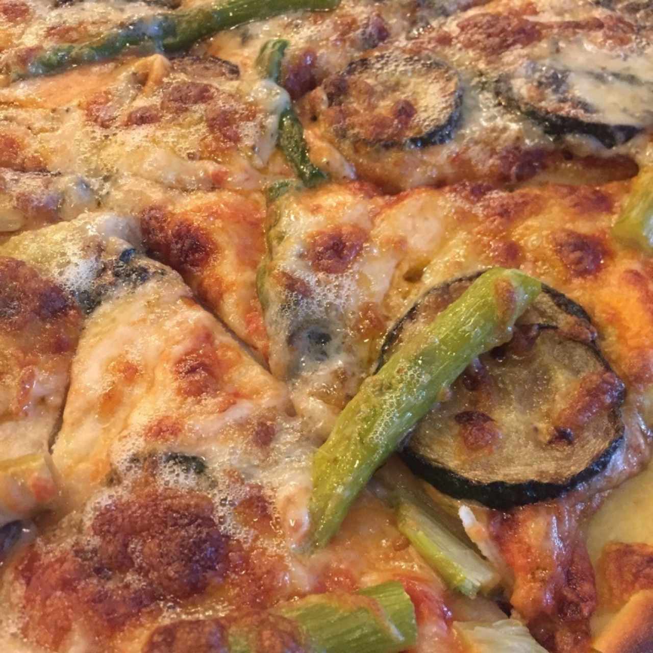 Pizza de zuchini, espárragos y queso azul
