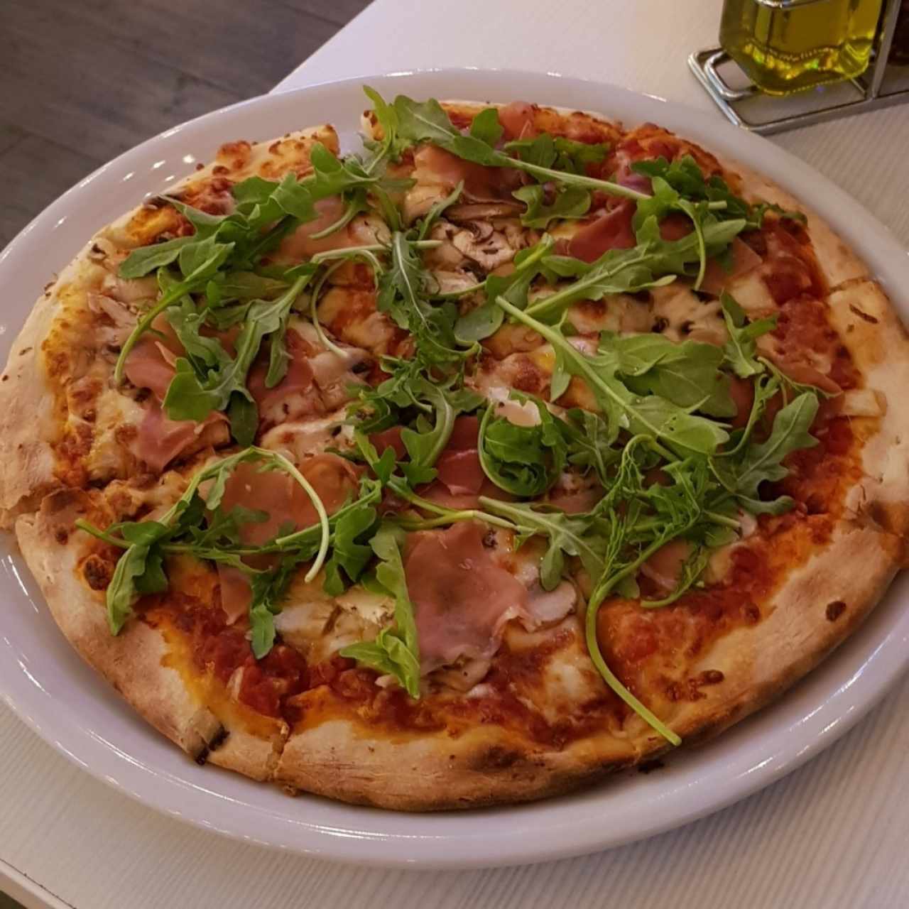 pizza prosciutto arugula