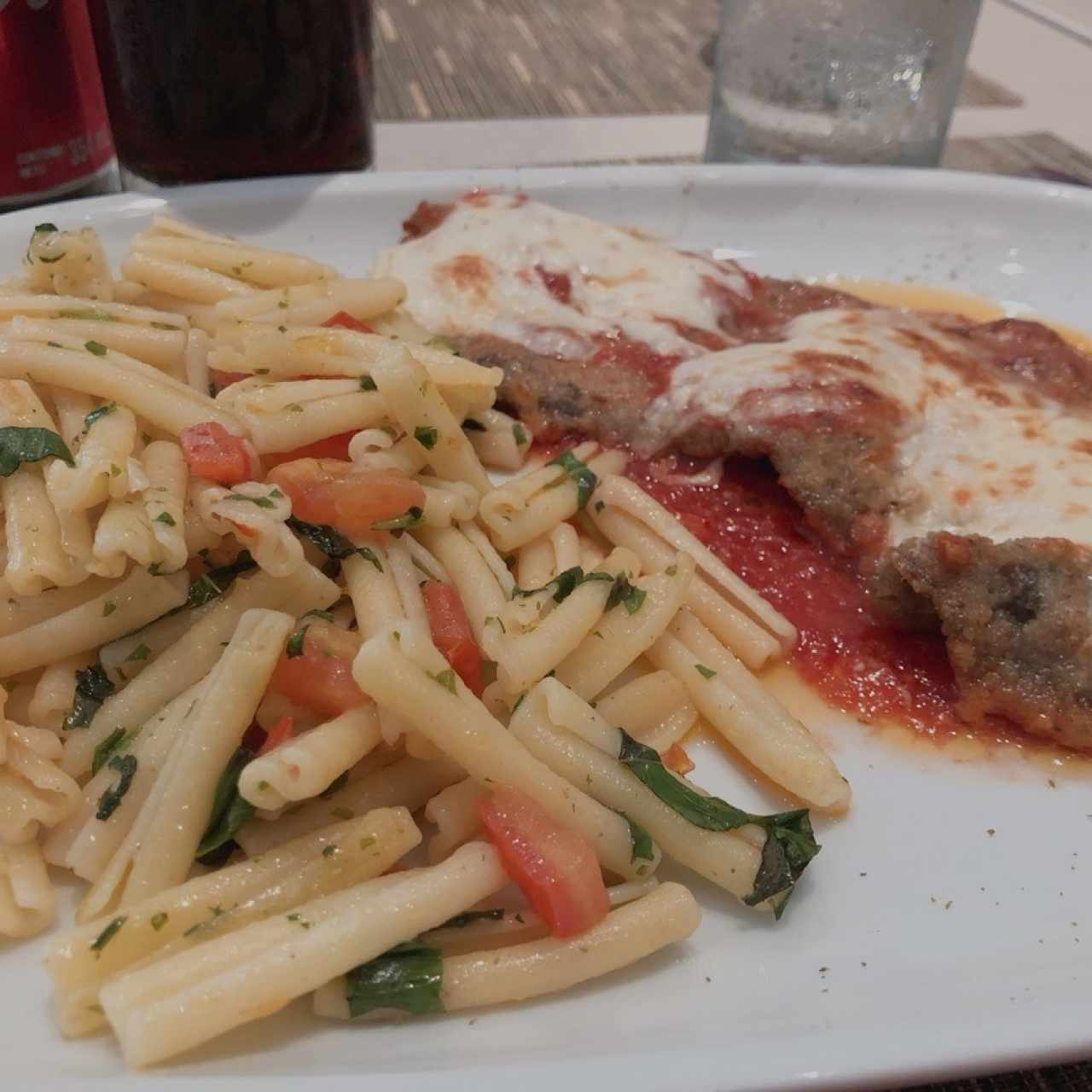 pasta sin gluten en salsa ligera con carne a la parmesana