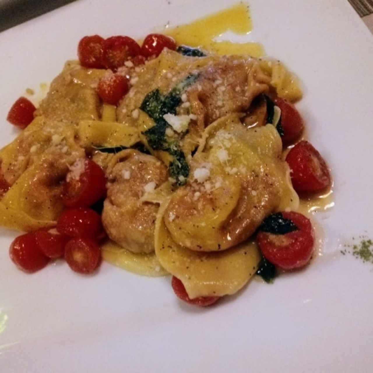 Tortelloni de berengena con tomate cherry y albaca