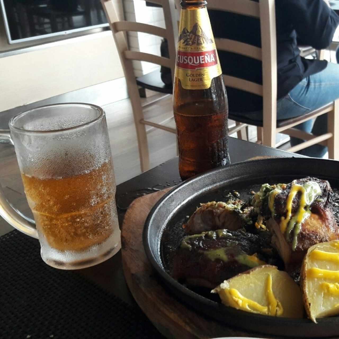 pollo peruano y cerveza cuzqueña
