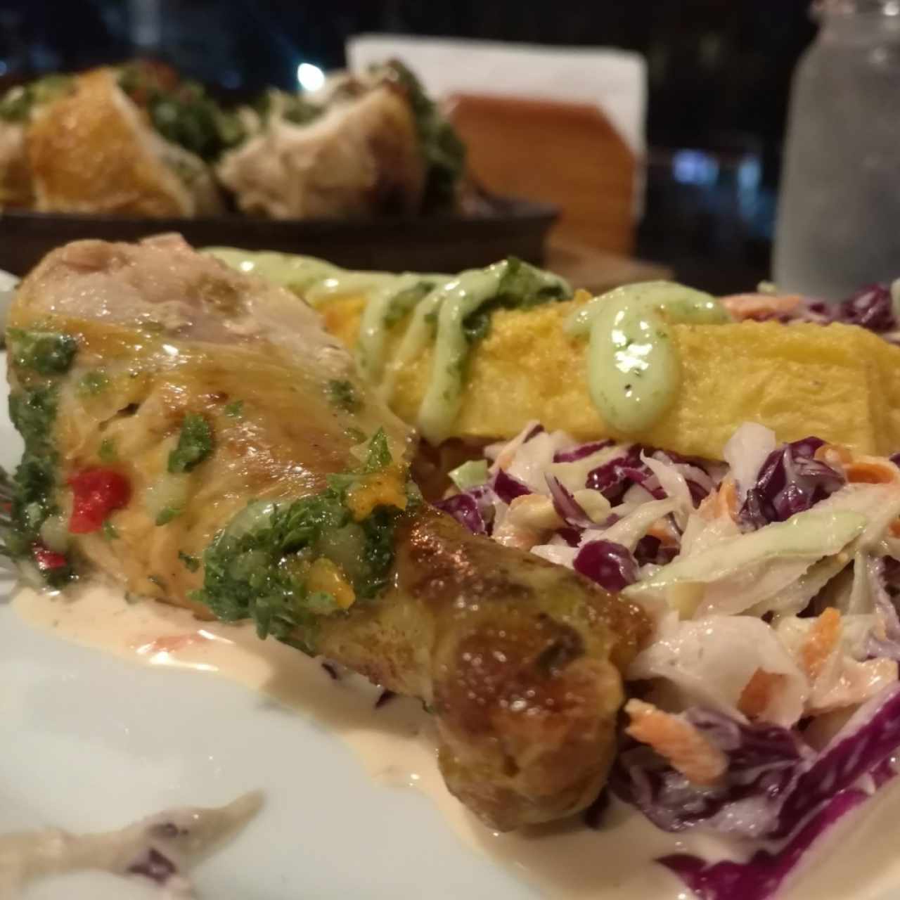 pollo entero con ensalada Cole Slaw y Yuca Frita