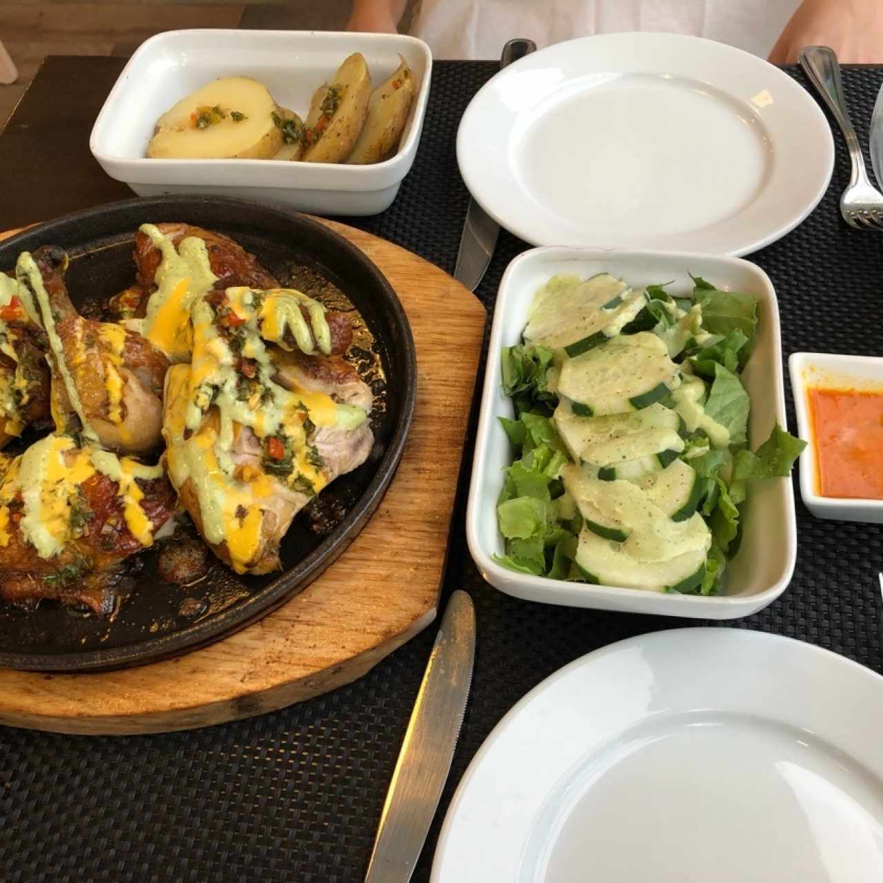 Pollo entero con Papa Asada y ENSALADA verde.