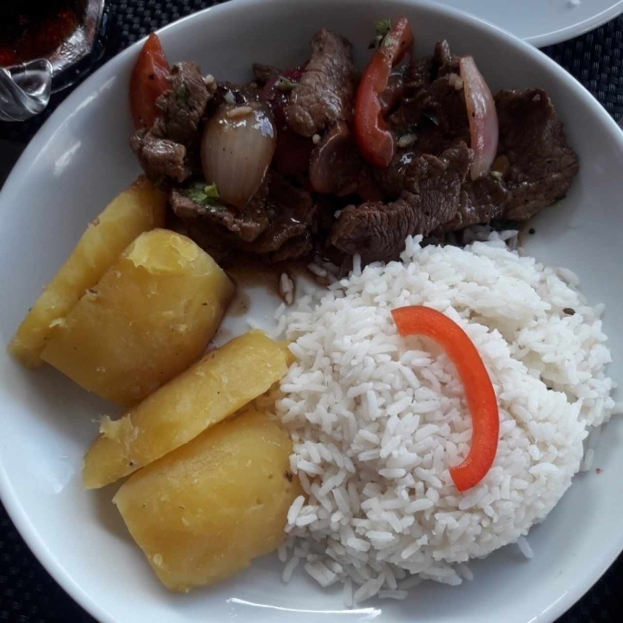 Lomo Salteado, arroz blanco y papas