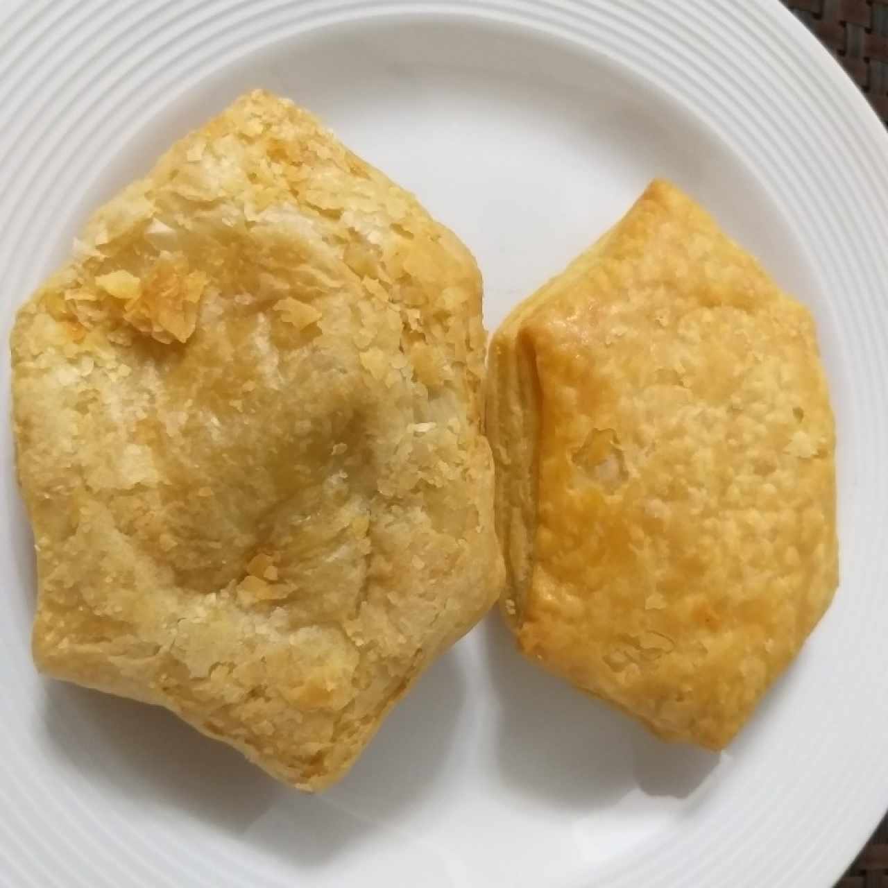 pastelitos de carne y queso amarillo