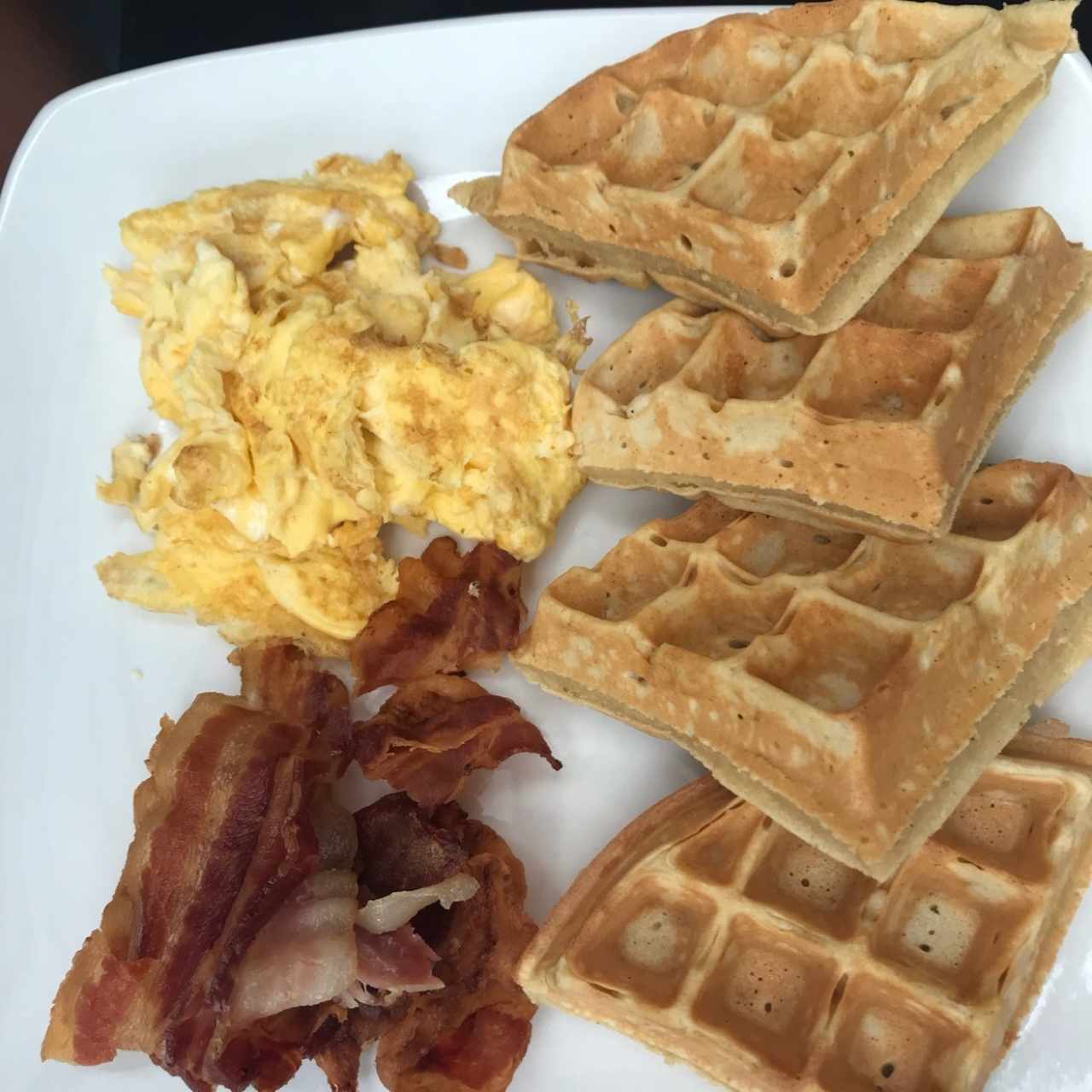 waffles, huevo y bacon