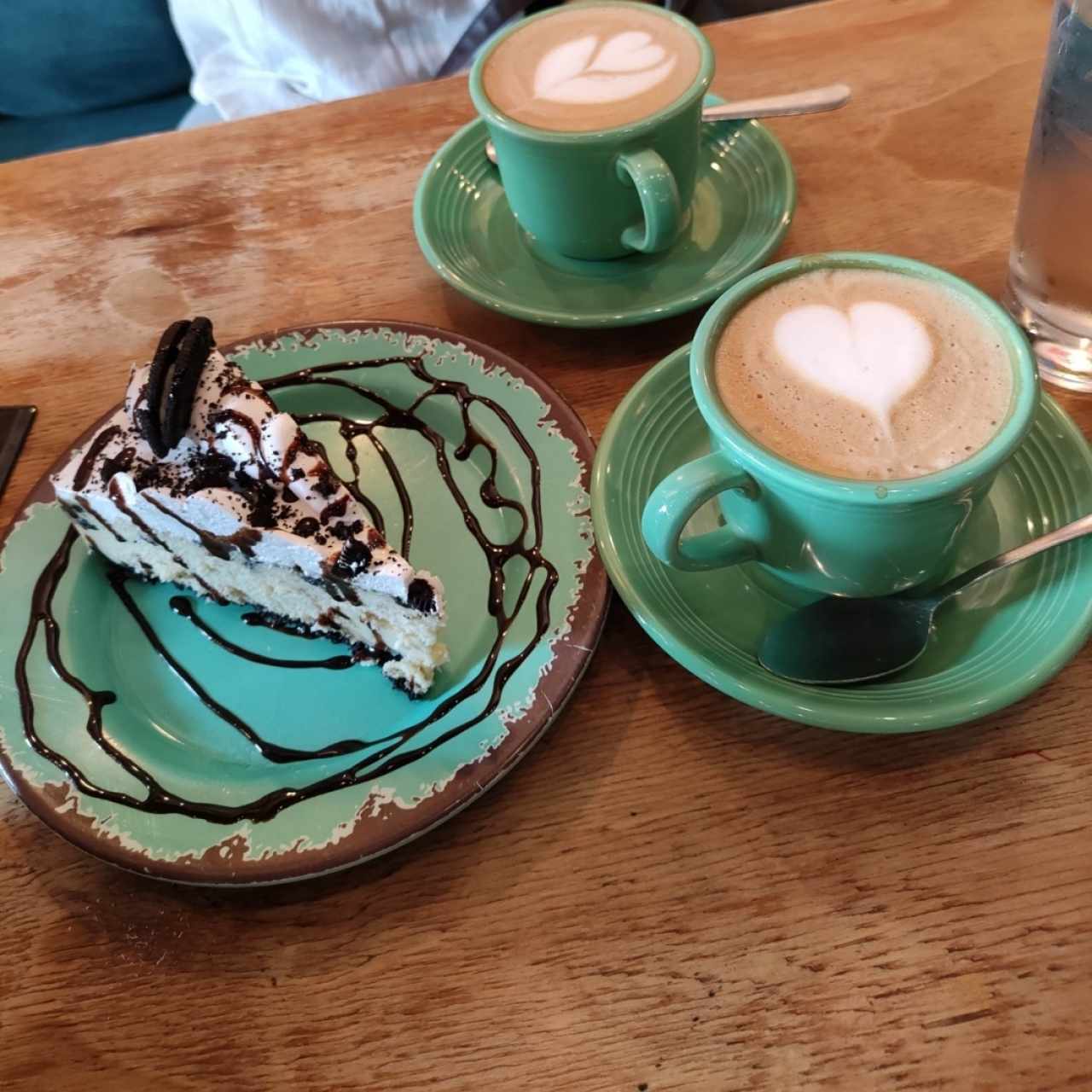 cappuccino y  cheesecake de Oreo
