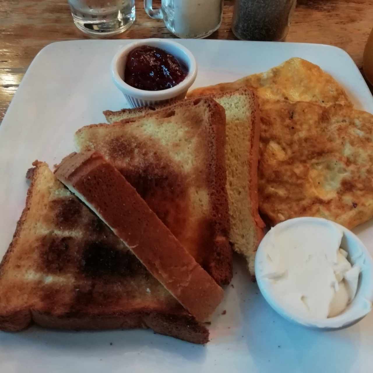 omelette con pan, mermelada y queso crema