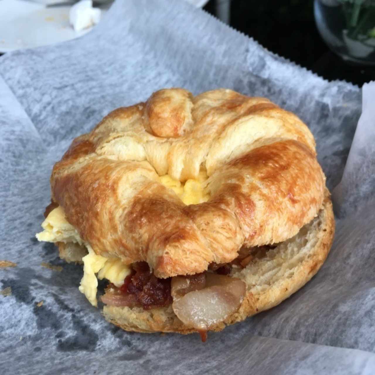 croissant huevos y bacon