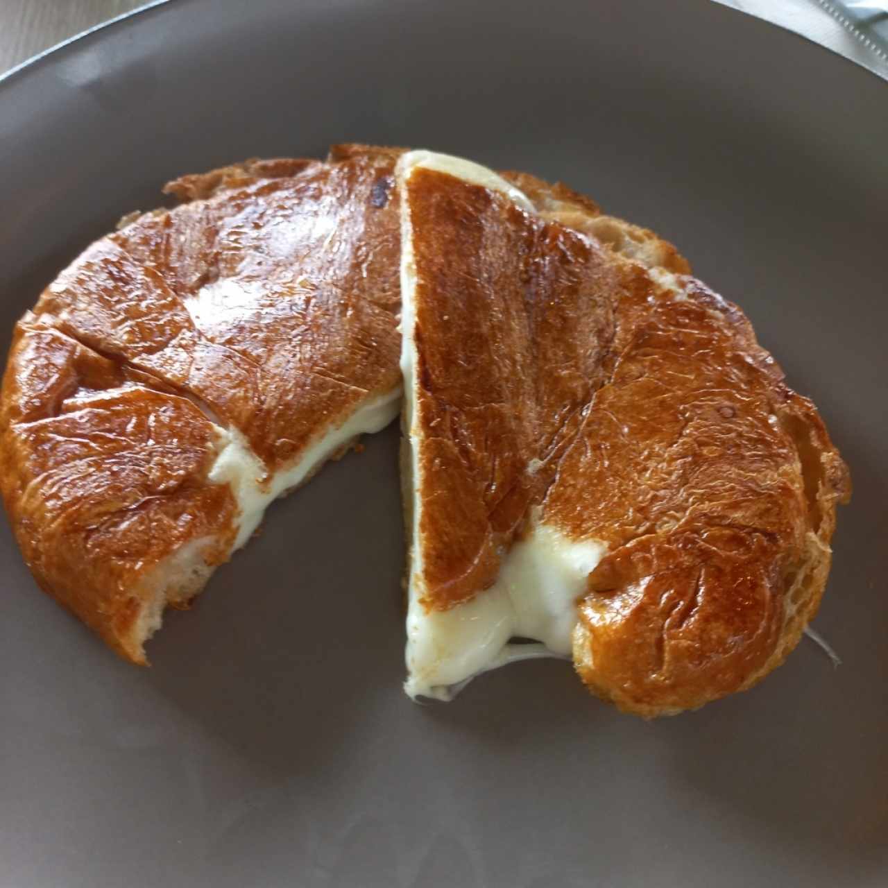 Croissant con queso (Mozzarella,Cheddar o Nacional)