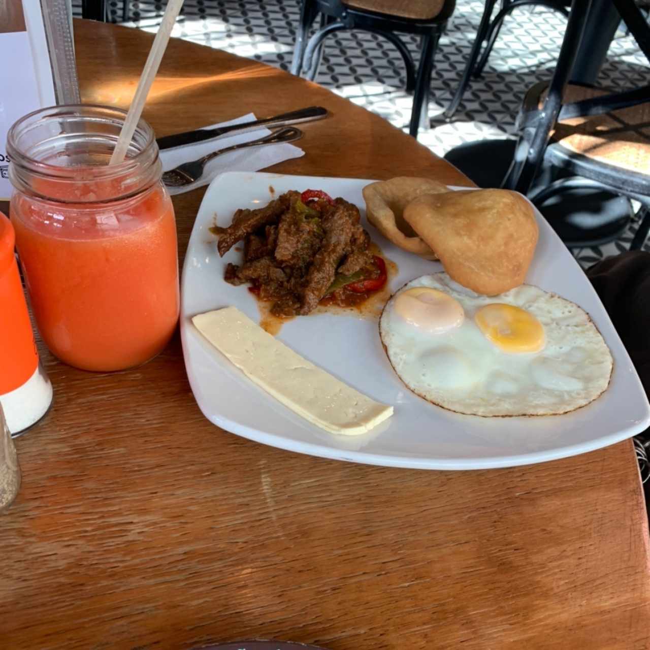 Desayuno El Panameño y Licuado de Papaya