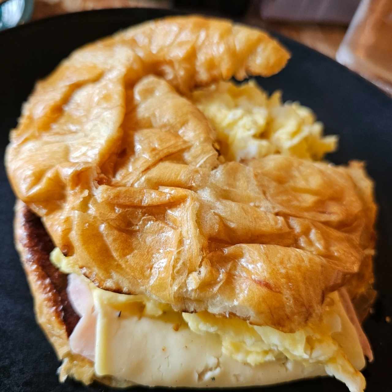 Croissant con Queso y Tocino (Jamón o Pavo)