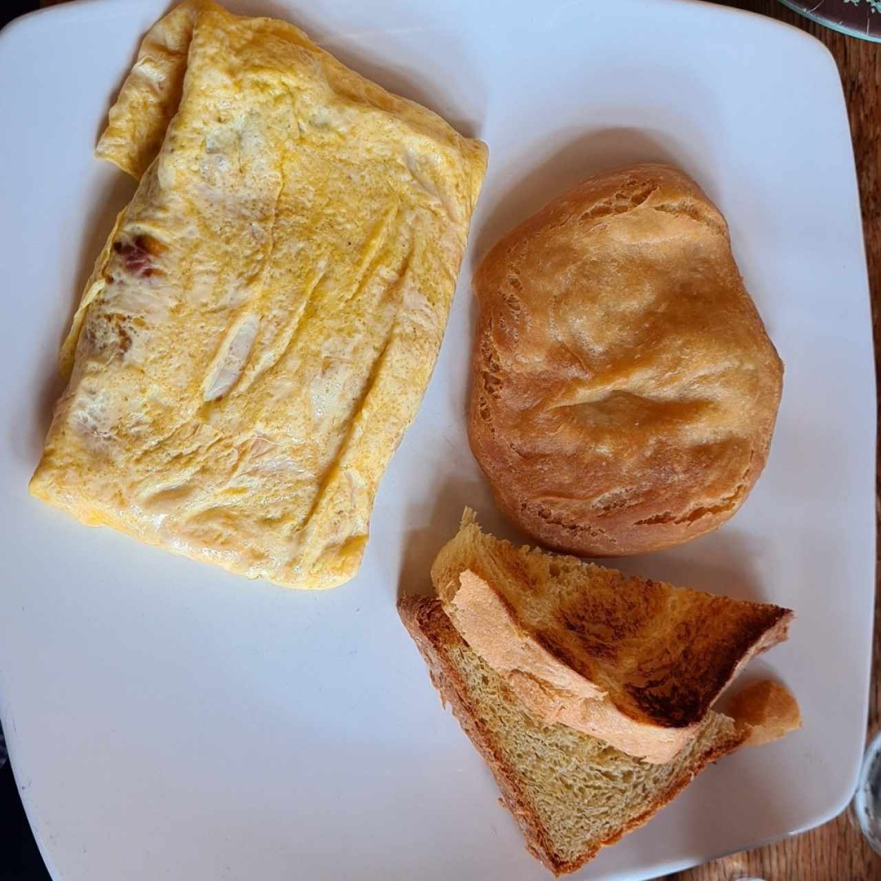 Omellete con hojaldre y tostadas