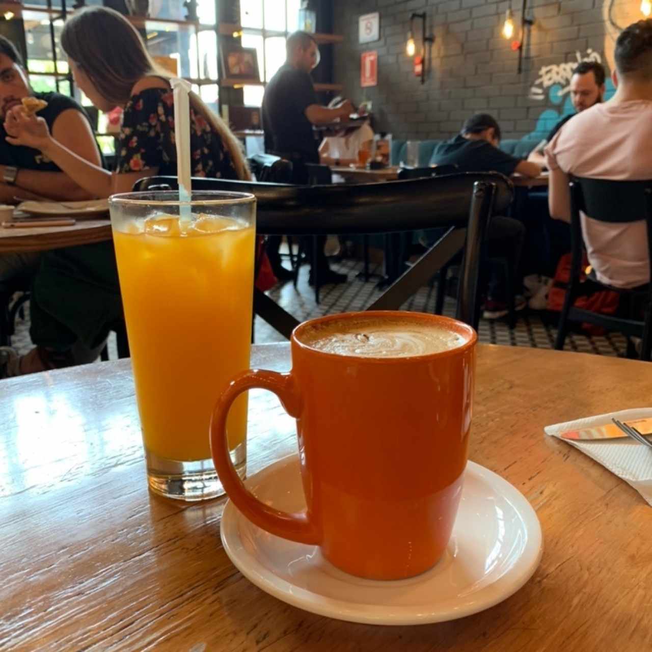 Jugo de Naranja y Cappuccino