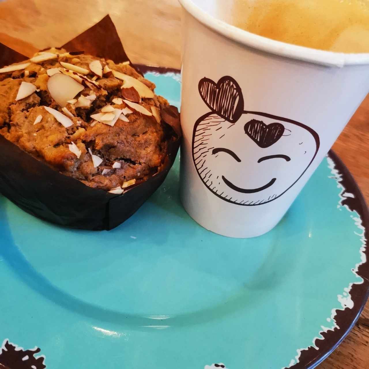 Muffin de banano con almendras sugar free y capuccino
