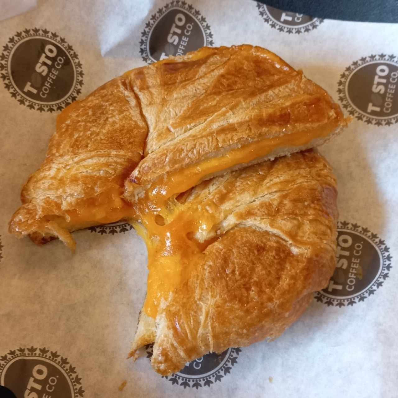 Croissant con queso cheddar