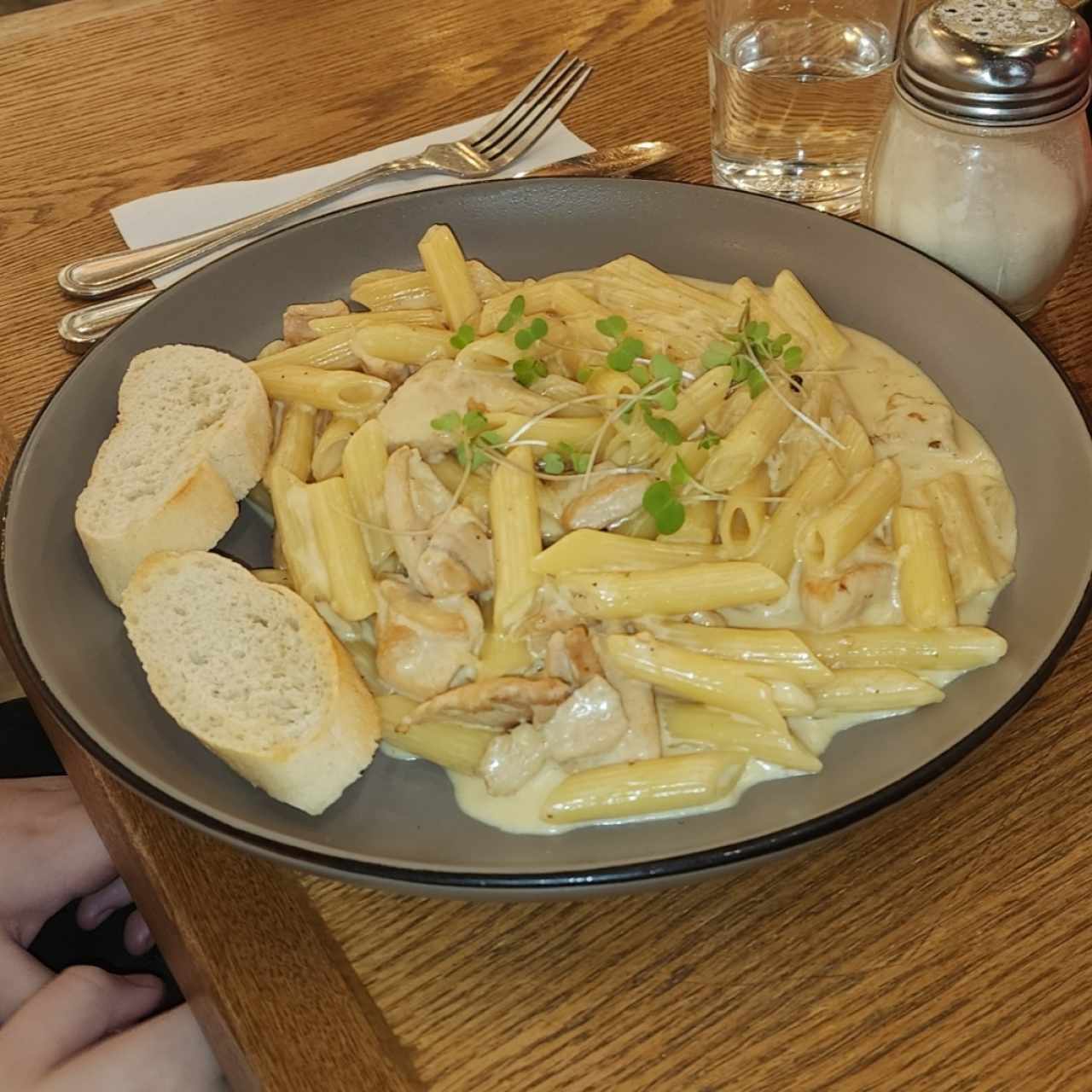 Penne Alfredo con pollo