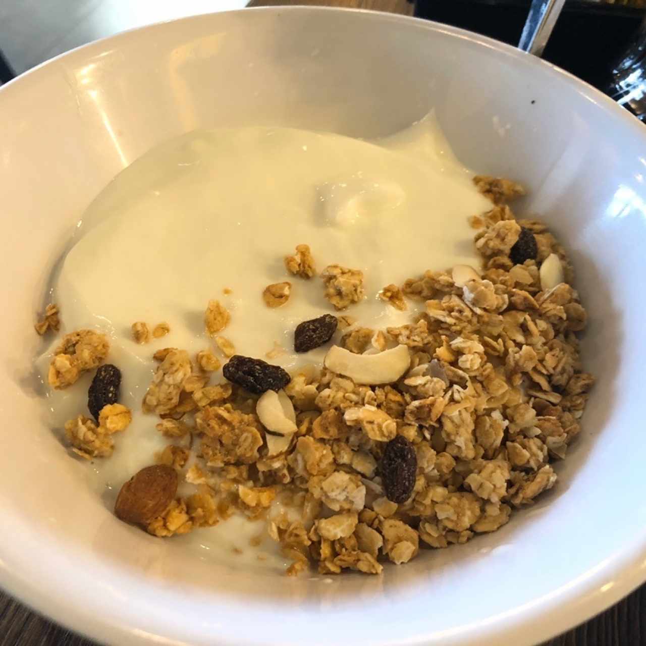 Yoghurt with granola