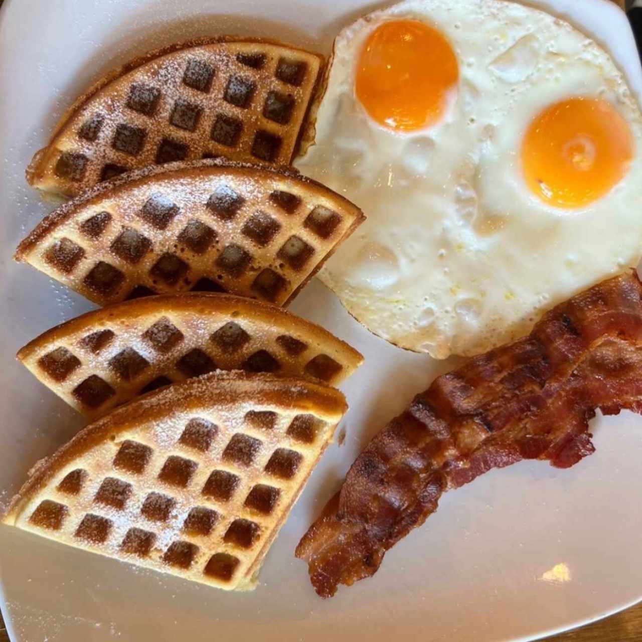Waffles con huevos y bacon