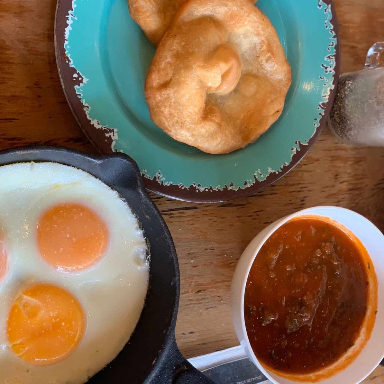 huevos con salsa ranchera y hojaldas