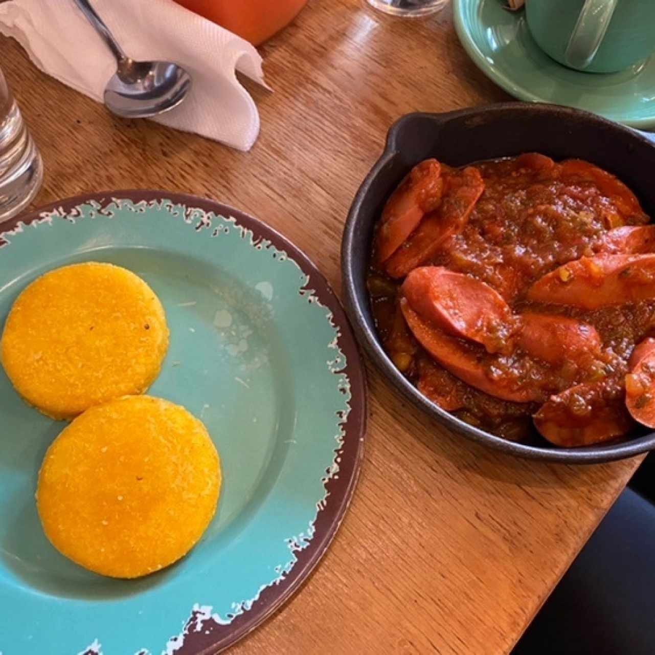 Salchicha guisada con tortillas