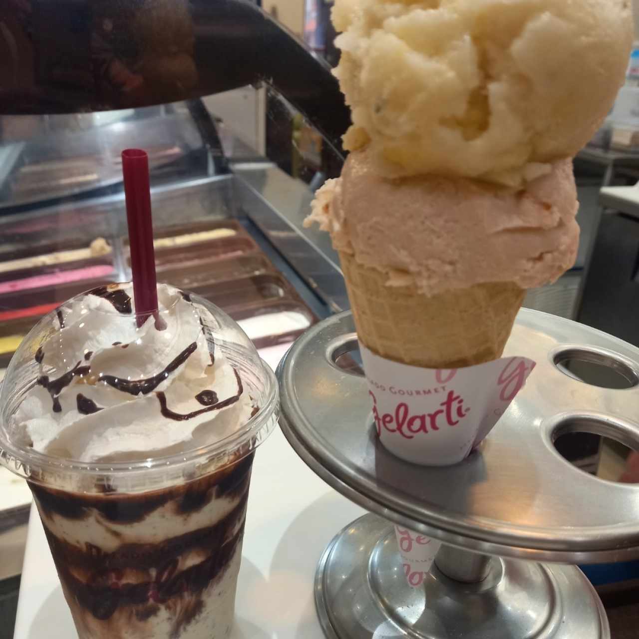 milkshake de Menta y chocolate,  cono de helado de piña yerbabuena y mandarina 