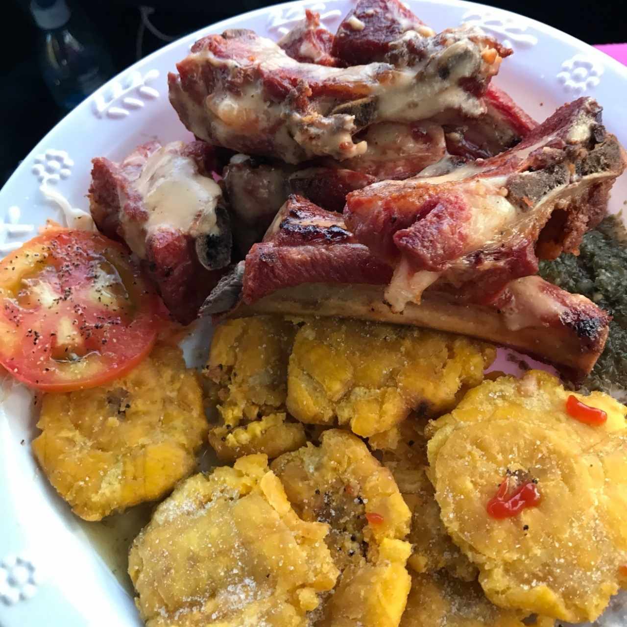 Costillas ahumadas con patacones y ensalada