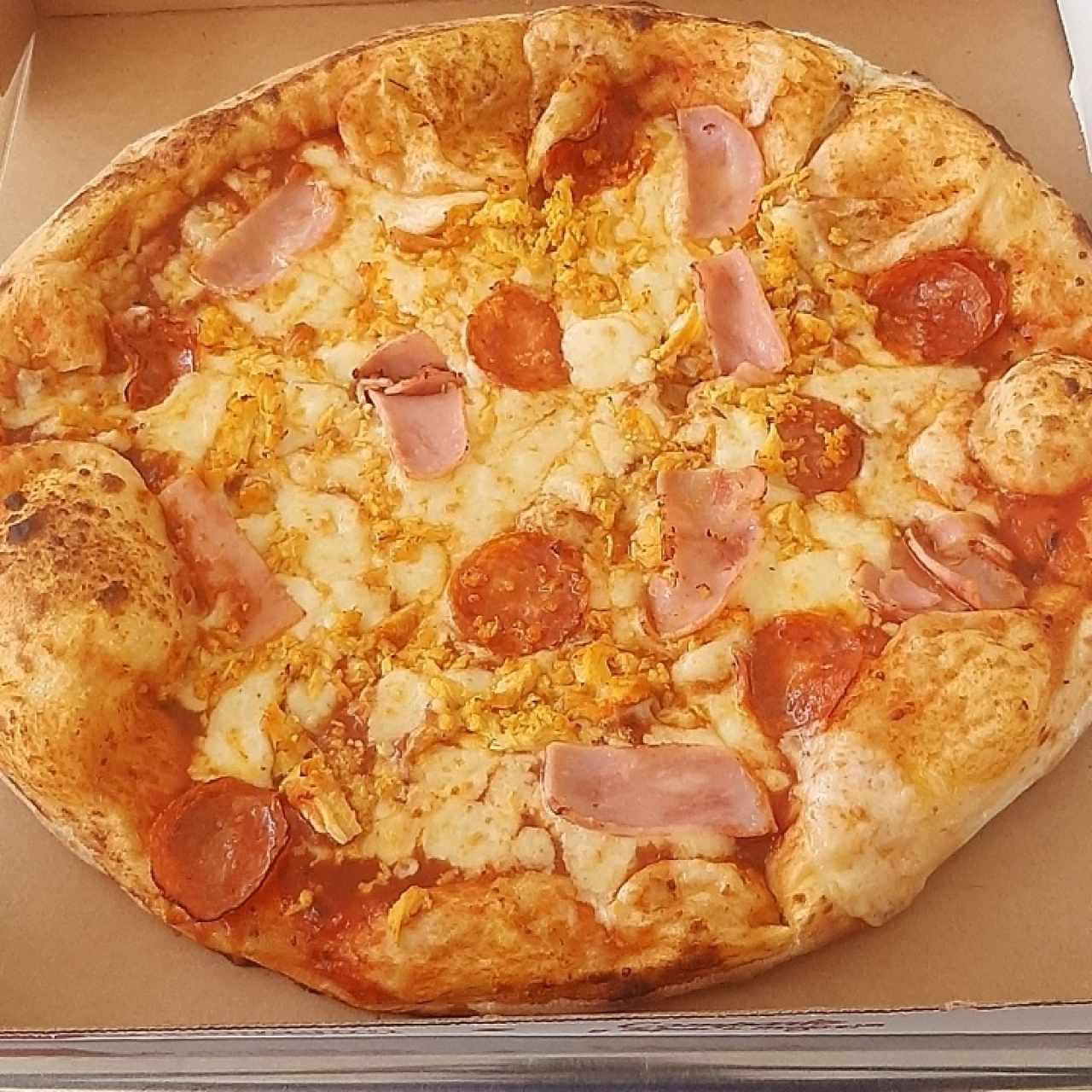 pizza mediana de pollo, jamón y peperoni 