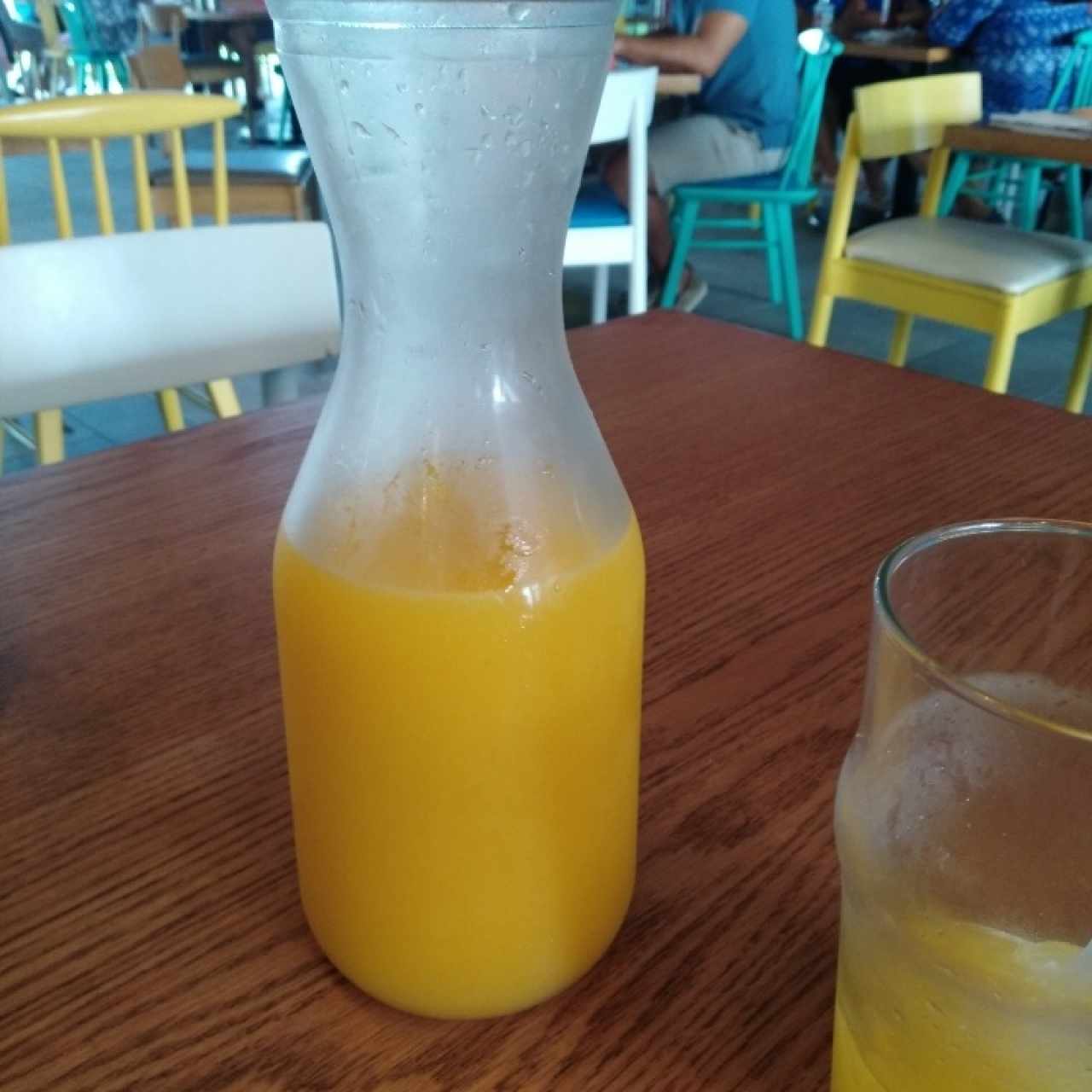 jarra de jugo de naranja 100% natural 