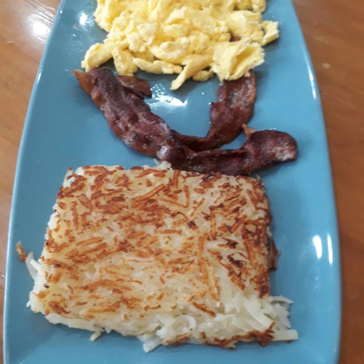 Huevos, beicon y papá rayadas