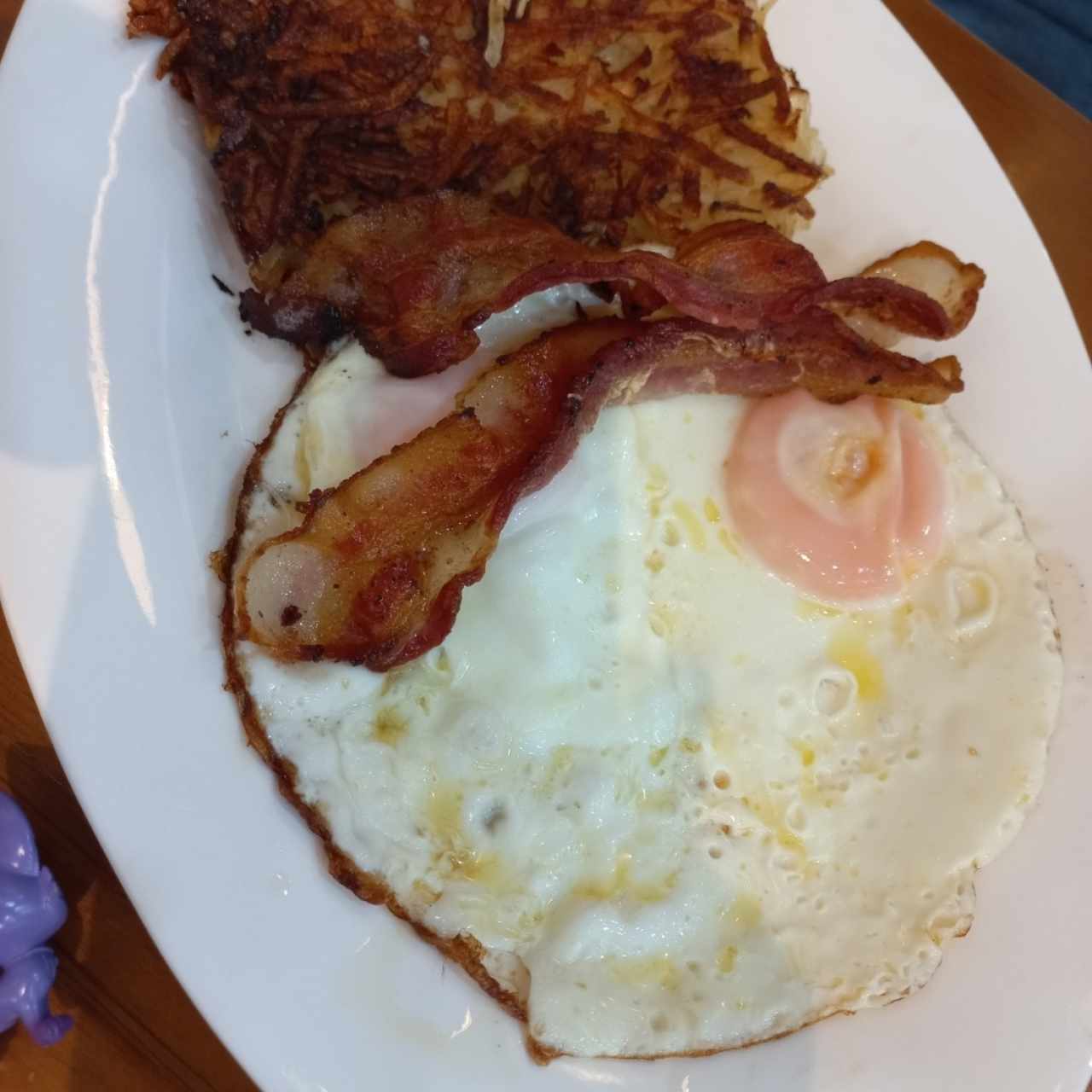 Huevos, papas y beicon 