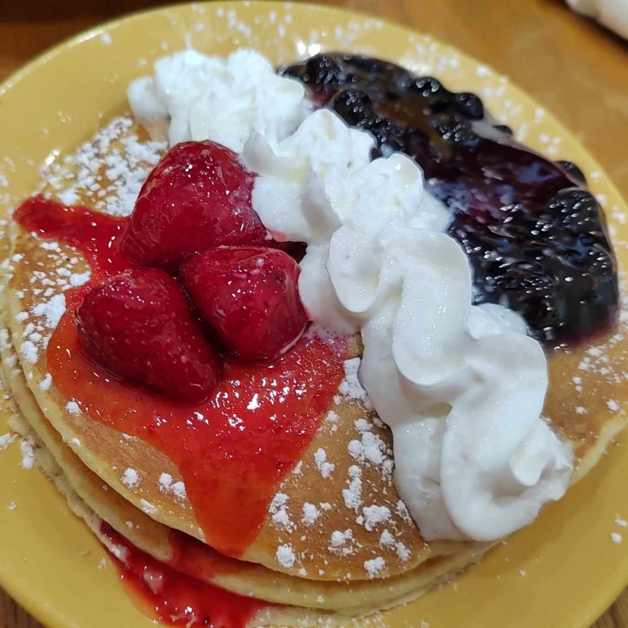 Pancake con frutas y crema batida 