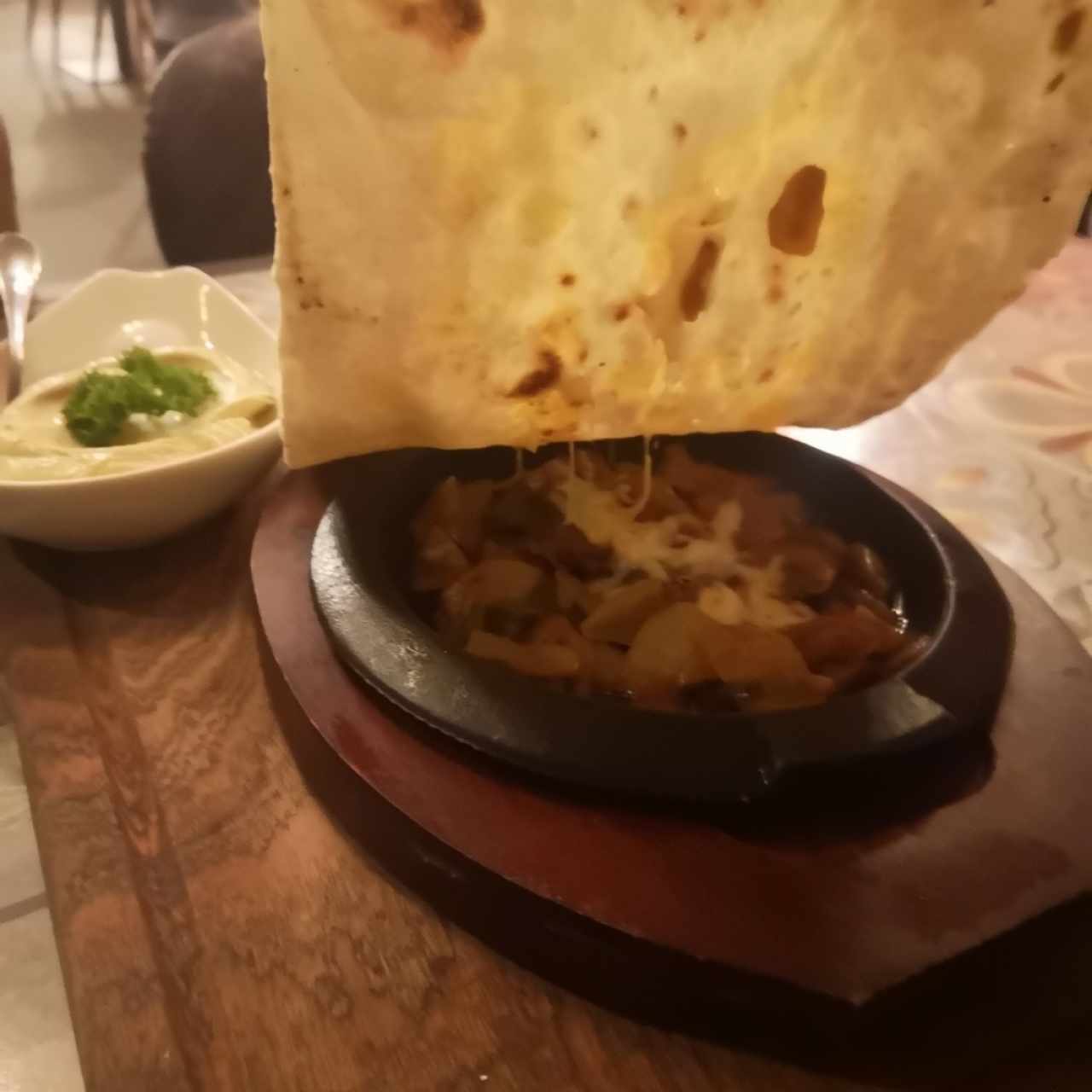 Hummus con vegetales gratinados y pan