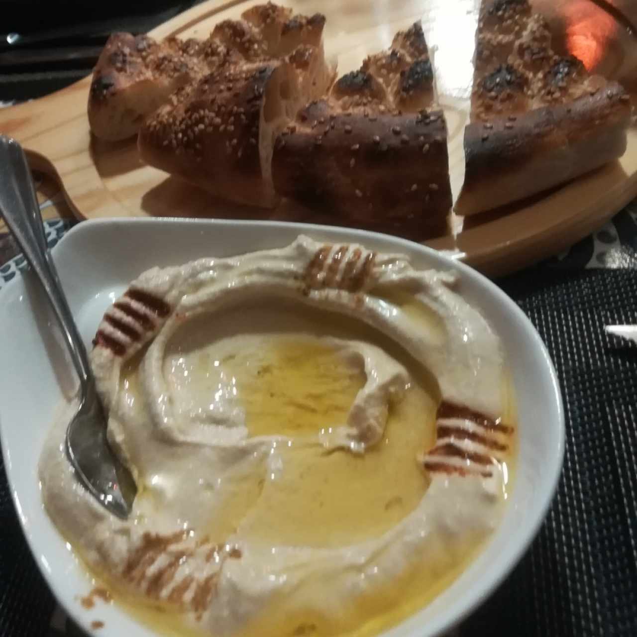 Hummus con Pan turco