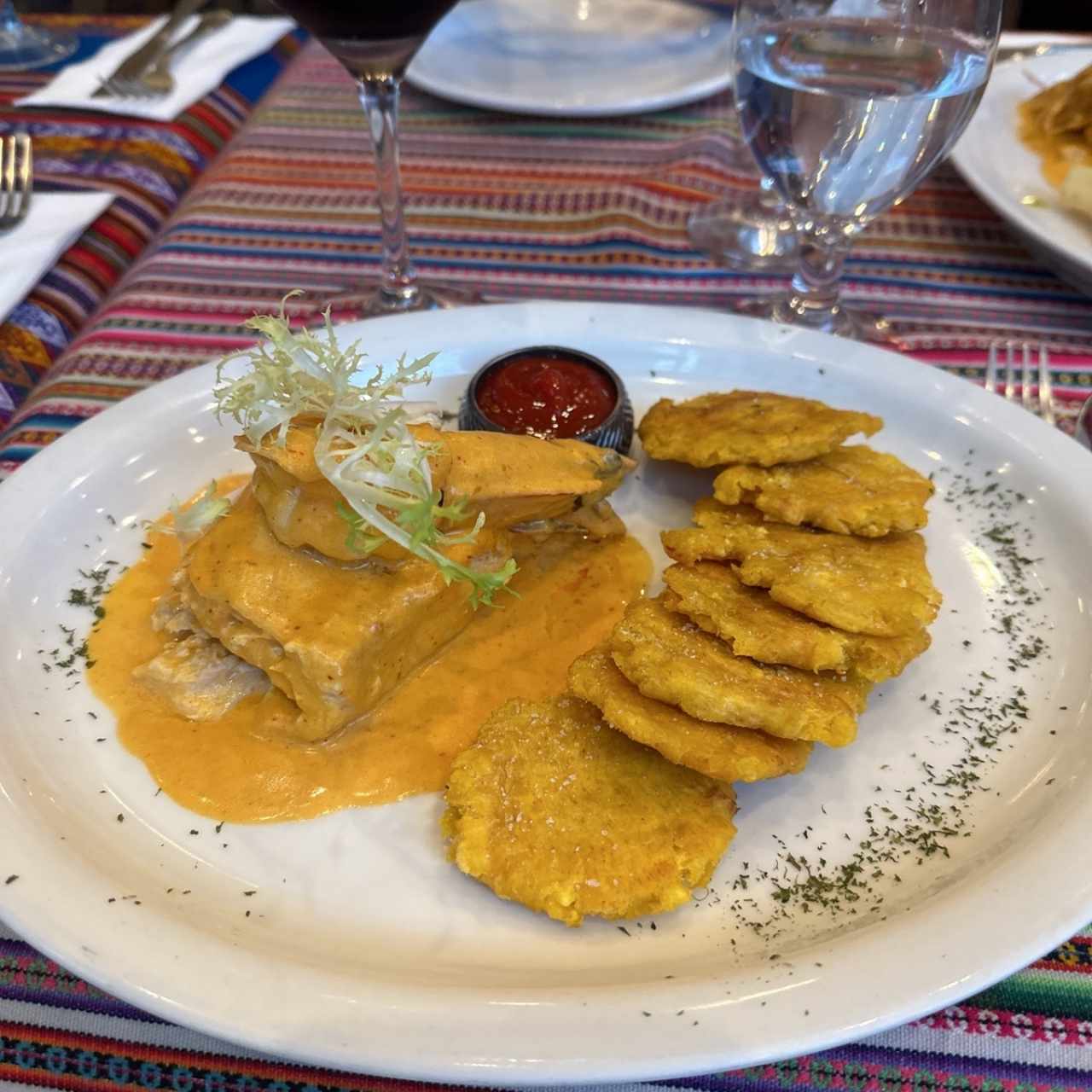 Corvina Rellena de Camarones con patacones